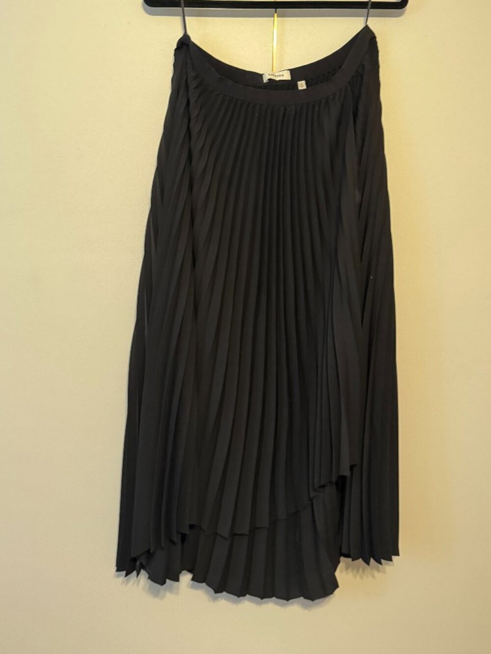 Aritzia Black Pleated Midi Skirt in L by Babaton